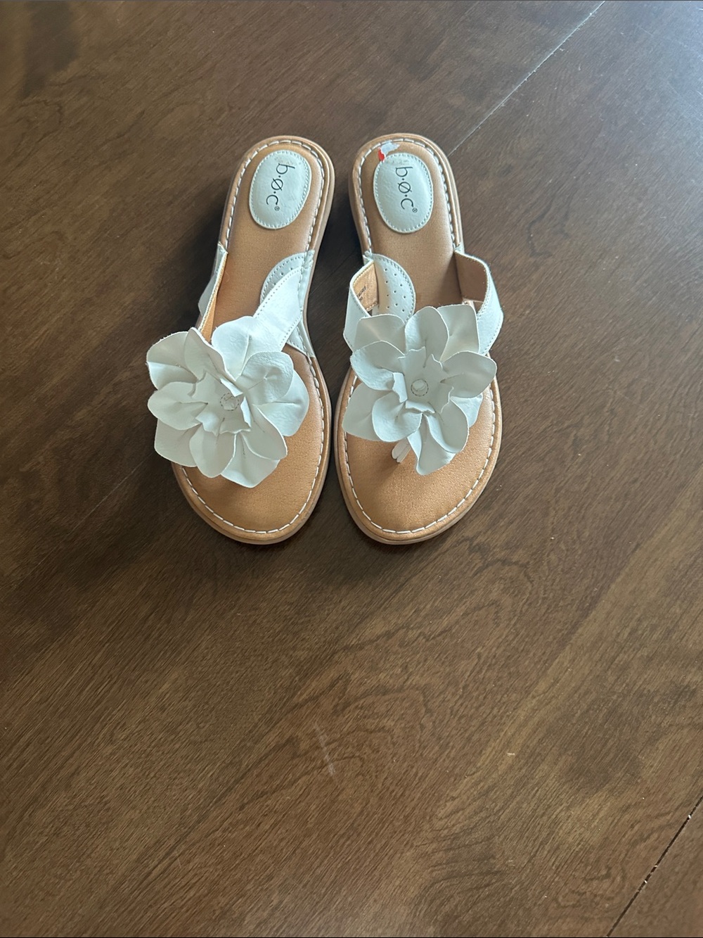 b.o.c. Women's White Floral Slide Sandals with Toe Post size 10 NEW